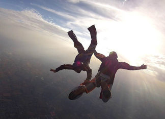 Skok ze spadochronem - poznaj najważniejsze zalety