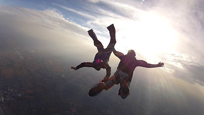 Skok ze spadochronem - poznaj najważniejsze zalety
