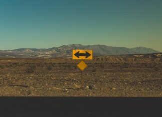 Co oznacza lewa ręka w górę? Co oznacza lewa ręka w górę?