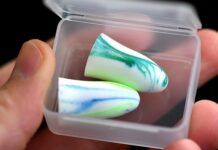 Jak uformować zatyczki do uszu?