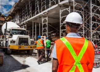 Czy na rusztowaniu trzeba mieć kask?